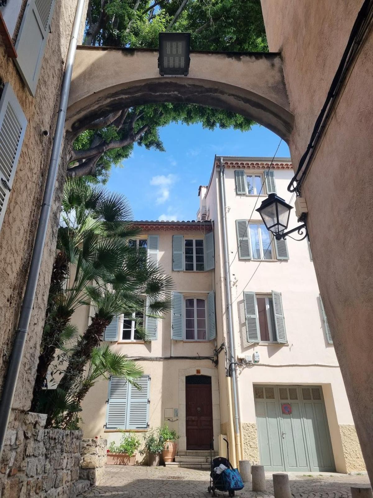 06An - Beautiful Apartment In The Heart Of Old Antibes Exteriör bild